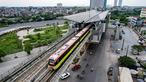 Diễn tập sự cố tuyến metro Nhổn - ga Hà Nội trước ngày khai thác thương mại- Ảnh 1. Theo kịch bản diễn tập, đoàn tàu metro Nhổn - ga Hà Nội đang di chuyển thì gặp sự cố - Ảnh: MRB