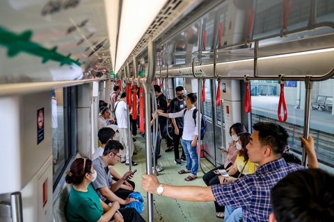 Diễn tập sự cố tuyến metro Nhổn - ga Hà Nội trước ngày khai thác thương mại- Ảnh 2. Theo kịch bản diễn tập, lượng khách ở trên tàu thời điểm xảy ra cháy rất đông - Ảnh: MRB