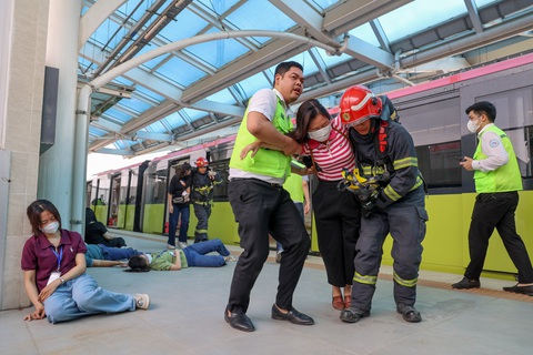 Diễn tập sự cố tuyến metro Nhổn - ga Hà Nội trước ngày khai thác thương mại- Ảnh 3. Diễn tập: Lực lượng chức năng cho tàu đỗ gần ga để sơ tán hành khách - Ảnh: MRB