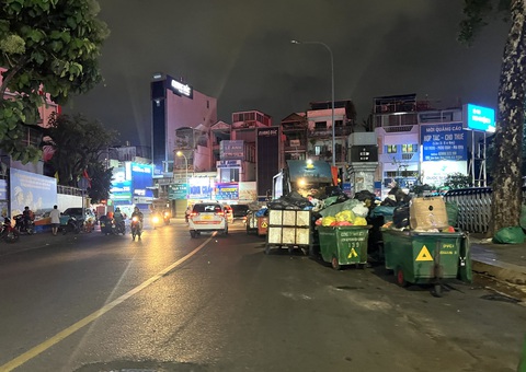 Bãi tập kết xe rác tràn xuống lòng đường, hôi không chịu nổi- Ảnh 2. Điểm tập kết rác lấn hết đường Kỳ Đồng, ép các xe phải đè vạch lấn qua đường ngược chiều
