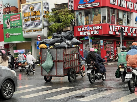 Bãi tập kết xe rác tràn xuống lòng đường, hôi không chịu nổi- Ảnh 9. Những bao rác chất cao ngút có nguy cơ rơi xuống đường