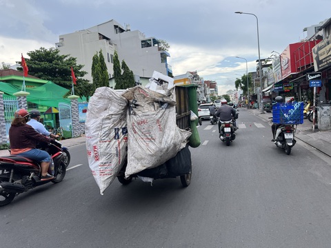 Bãi tập kết xe rác tràn xuống lòng đường, hôi không chịu nổi- Ảnh 1. Những xe rác không đủ chuẩn chạy trên đường, vừa mất mỹ quan và nguy cơ gây tai nạn - Ảnh: XUÂN ĐOÀN