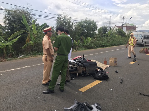 Tai nạn liên hoàn trên đường Hồ Chí Minh làm 2 người chết- Ảnh 1. Hiện trường vụ tai nạn liên hoàn giữa xe máy và ô tô làm hai người chết tại tỉnh Gia Lai - Ảnh: HUỲNH CÔNG ĐÔNG