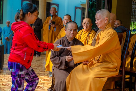 Trưởng lão hòa thượng Thích Trí Quảng tặng quà cho người dân có hoàn cảnh khó khăn - Ảnh: LÊ MINH Trưởng lão hòa thượng Thích Trí Quảng tặng quà cho người dân có hoàn cảnh khó khăn - Ảnh: LÊ MINH