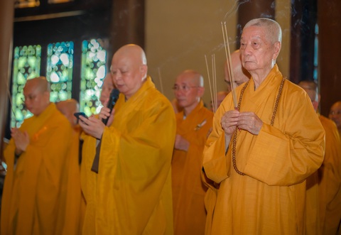 Trưởng lão hòa thượng Thích Trí Quảng (bìa phải) dâng hương tưởng niệm - Ảnh: LÊ MINH Trưởng lão hòa thượng Thích Trí Quảng (bìa phải) dâng hương tưởng niệm - Ảnh: LÊ MINH
