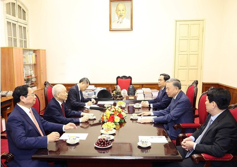 Đại tướng Tô Lâm và ông Trần Thanh Mẫn được Trung ương thống nhất giới thiệu làm Chủ tịch nước, Chủ tịch Quốc hội- Ảnh 2. Sau phiên bế mạc Hội nghị Trung ương 9 khóa XIII, tại Văn phòng Trung ương Đảng, Tổng bí thư Nguyễn Phú Trọng làm việc cùng các lãnh đạo chủ chốt - Ảnh: TTXVN