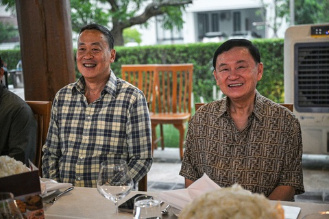 Thủ tướng Srettha Thavisin ăn tối cùng ông Thaksin Shinawatra ngày 15-5 tại Chiang Mai - Ảnh: AFP Thủ tướng Srettha Thavisin ăn tối cùng ông Thaksin Shinawatra ngày 15-5 tại Chiang Mai - Ảnh: AFP