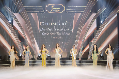 Nguyễn Thị Tuyết Hồng (giữa) trong phần thi ứng xử cùng các thí sinh top 7 Nguyễn Thị Tuyết Hồng (giữa) trong phần thi ứng xử cùng các thí sinh top 7