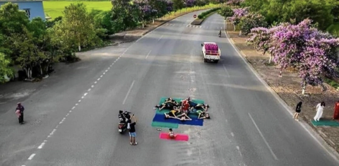 Ảnh vui 18-5: Tập yoga để 'tâm bất biến giữa dòng đời vạn biến'?- Ảnh 1. Gần gũi thiên nhiên?