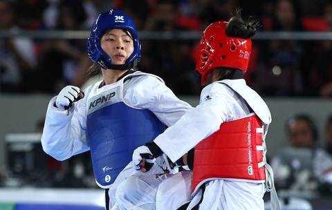 Bạc Thị Khiêm giành huy chương vàng taekwondo châu Á- Ảnh 1. Bạc Thị Khiêm (giáp xanh) - Ảnh: QUANG THỊNH