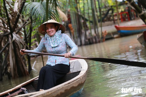Ngồi tàu máy, đi xe điện khám phá cù lao ven sông Mekong- Ảnh 9. Một trải nghiệm đầy tuyệt vời chính là đi xuồng khám phá. Khi di chuyển, du khách sẽ được ngắm nhìn những hàng dừa nước mọc san sát, nối tiếp nhau tạo nên khung cảnh xanh mướt, trong lành giữa lòng sông.