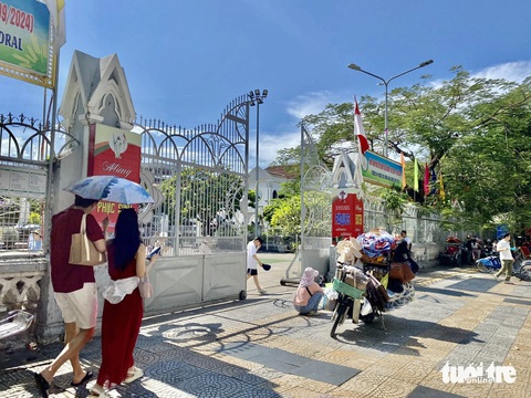 Hàng rong 'bủa vây' các điểm du lịch Đà Nẵng- Ảnh 1. Hàng rong 'bủa vây' các điểm du lịch Đà Nẵng- Ảnh 1.