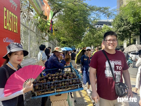 Hàng rong 'bủa vây' các điểm du lịch Đà Nẵng- Ảnh 4. Xe hàng rong giữa 2 làn khách trên vỉa hè đường Trần Phú, quận Hải Châu