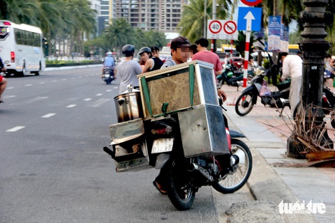 Hàng rong 'bủa vây' các điểm du lịch Đà Nẵng- Ảnh 5. Khu vực ven biển và