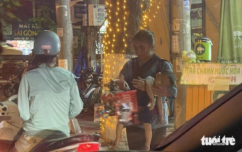 Hàng rong 'bủa vây' các điểm du lịch Đà Nẵng- Ảnh 6. Đà Nẵng sẽ xử nghiêm việc biến tướng và lợi dụng trẻ em, người cao tuổi, người khuyết tật bán hàng rong kết hợp ăn xin
