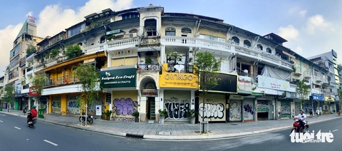 Mặt tiền đường Lê Lợi quận 1 nhà nào cũng bị vẽ bậy, phun sơn- Ảnh 2. Hàng loạt nhà ở, cửa hàng, bờ tường dọc tuyến đường Lê Lợi (quận 1, TP.HCM) bị vẽ bậy, phun sơn nhếch nhác khiến chủ nhà bức xúc - Ảnh: TIẾN QUỐC