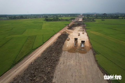 Dự án thành phần 3 đoạn đi qua xã Vụ Bổn (Krông Pắk, Đắk Lắk) đất bóc tầng phủ chưa có chỗ đổ phải dồn sang một bên để có mặt bằng thi công - Ảnh: TRUNG TÂN Đất bóc tầng phủ dự án thành phần 3 đoạn đi qua xã Vụ Bổn (Krông Pắk, Đắk Lắk) chưa có chỗ đổ, phải dồn sang một bên để có mặt bằng thi công - Ảnh: TRUNG TÂN