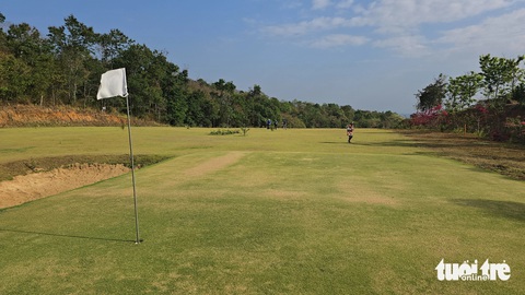 Sân golf của gia đình ông Phan Ngọc Diễn xây dựng trên tổng diện tích 8,4ha đất trồng cây lâu năm, đất rừng, đất trồng lúa - Ảnh: TRUNG TÂN Sân golf của gia đình ông Phan Ngọc Diễn xây dựng trên tổng diện tích 8,4ha đất trồng cây lâu năm, đất rừng, đất trồng lúa - Ảnh: TRUNG TÂN