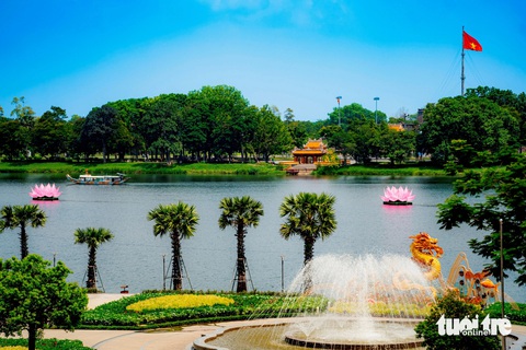 Ngắm ‘7 bước chân Phật’ trên sông Hương- Ảnh 3. Hoa sen khổng lồ trên sông Hương trước mặt bến Nghinh Lương Đình. Phía xa xa chính là Kỳ Đài nằm trước Hoàng cung Huế uy nghi - Ảnh: LÊ ĐÌNH HOÀNG