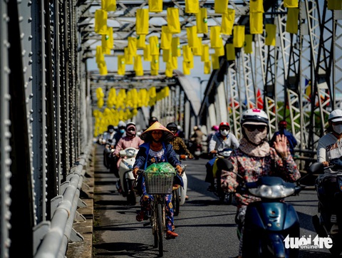 Ngắm ‘7 bước chân Phật’ trên sông Hương- Ảnh 6. Cầu Trường Tiền được trang hoàng đón mừng mùa Phật đản 2024 - Ảnh: LÊ ĐÌNH HOÀNG
