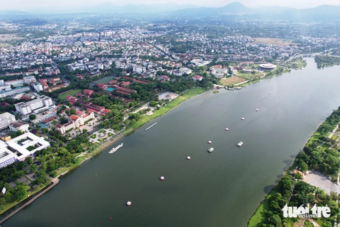 Ngắm ‘7 bước chân Phật’ trên sông Hương- Ảnh 8. Bảy đóa sen khổng lồ tượng trưng cho 7 bước chân Đức Phật ở sông Hương nhìn từ trên cao - Ảnh: NHẬT LINH