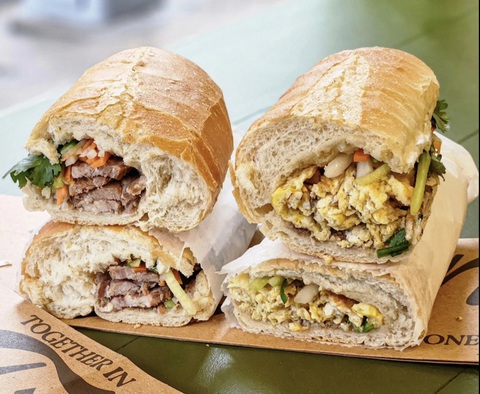 Chàng trai gen Z đem ẩm thực Hà Nội đến New York- Ảnh 4. Bánh mì là món nổi tiếng tại nhà hàng Tèn Ten - Ảnh: INSTAGRAM TENTEN_NYC