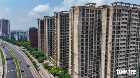 Cảnh hoang tàn tại khu nhà ở học sinh, sinh viên lớn bậc nhất cả nước- Ảnh 2. 4 tòa nhà thuộc dự án khu nhà ở học sinh, sinh viên lớn bậc nhất cả nước nằm cạnh đường cao tốc Pháp Vân - Cầu Giẽ đang bỏ hoang phế