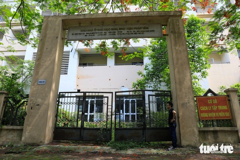 Cảnh hoang tàn tại khu nhà ở học sinh, sinh viên lớn bậc nhất cả nước- Ảnh 5. Một số tòa nhà thuộc dự án đã đi vào hoạt động, thế nhưng đến nay lại bỏ hoang gây lãng phí nguồn lực nhà nước