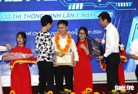 'Chưa khi nào công nghiệp vi mạch bán dẫn nóng như bây giờ'- Ảnh 1. Sinh viên Phạm Thế Hùng (Trường đại học Khoa học tự nhiên - Đại học Quốc gia TP.HCM) giành giải nhất cuộc thi Thiết kế vi mạch cho đô thị thông minh lần 1 - năm 2024 - Ảnh: C.T.