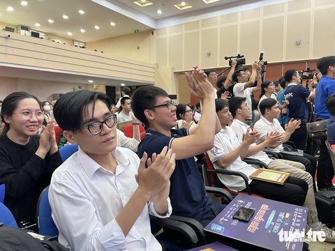 'Chưa khi nào công nghiệp vi mạch bán dẫn nóng như bây giờ'- Ảnh 3. Cuộc thi Thiết kế vi mạch cho đô thị thông minh lần 1 thu hút rất đông sinh viên quan tâm tham gia - Ảnh: C.T.