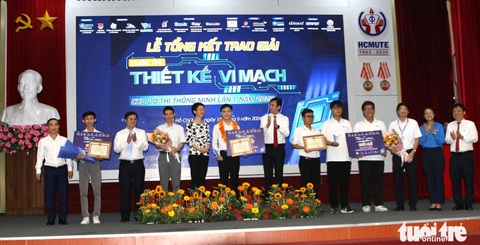 'Chưa khi nào công nghiệp vi mạch bán dẫn nóng như bây giờ'- Ảnh 4. Trao giải cho các cá nhân, nhóm dự án đoạt giải cuộc thi Thiết kế vi mạch cho đô thị thông minh lần 1 - năm 2024 - Ảnh: C.T.