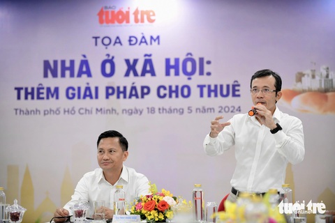 Khơi thông cơ chế, tăng nguồn cung nhà ở xã hội cho thuê- Ảnh 1. Nhà báo Trần Xuân Toàn, phó tổng biên tập báo Tuổi Trẻ, phát biểu mở đầu hội thảo - Ảnh: QUANG ĐỊNH