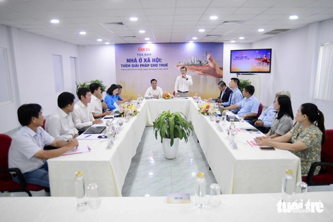 Khơi thông cơ chế, tăng nguồn cung nhà ở xã hội cho thuê- Ảnh 2. Các chuyên gia, doanh nghiệp, cơ quan ban ngành cùng ngồi lại bàn giải pháp về nhà cho thuê - Ảnh: QUANG ĐỊNH