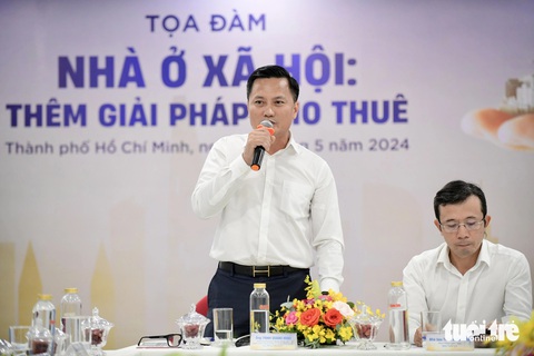 Khơi thông cơ chế, tăng nguồn cung nhà ở xã hội cho thuê- Ảnh 4. Ông Trịnh Quang Minh - phó trưởng Ban quản lý dự án thiết chế công đoàn, Tổng liên đoàn Lao động Việt Nam - chia sẻ về các mô hình đơn vị đã thực hiện - Ảnh: QUANG ĐỊNH