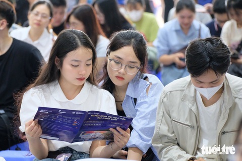 Gen Z thích nhảy việc là điều bình thường- Ảnh 1. Sinh viên tham dự Ngày hội việc làm thanh niên thủ đô lần thứ 15 năm 2024 - Ảnh: NGUYÊN BẢO