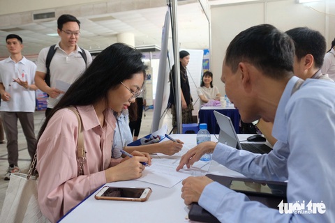 Gen Z thích nhảy việc là điều bình thường- Ảnh 2. Ngày hội với sự tham gia của 30 đơn vị, doanh nghiệp và hơn 2.000 chỉ tiêu tuyển dụng lao động... Trong ảnh: sinh viên trực tiếp tìm hiểu thông tin tuyển dụng tại doanh nghiệp - Ảnh: NGUYÊN BẢO