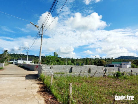 Dự án ma ở Phú Quốc có gì khiến hàng trăm khách hàng sập bẫy?- Ảnh 2. Các lô, nền thuộc dự án xã Cửa Dương (TP Phú Quốc) được nhóm người Công ty LHĐ bao quanh bằng hàng rào bê tông kiên cố - Ảnh: CHÍ CÔNG