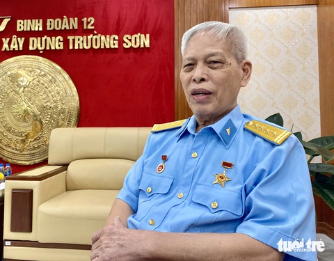 Đường Trường Sơn: Từ 'nhát cuốc đầu tiên' đến 'trận đồ bát quái xuyên rừng rậm'- Ảnh 4. Đại tá Nguyễn Quang Hùng - trưởng ban liên lạc Sư đoàn phòng không 377 - Ảnh: HÀ THANH