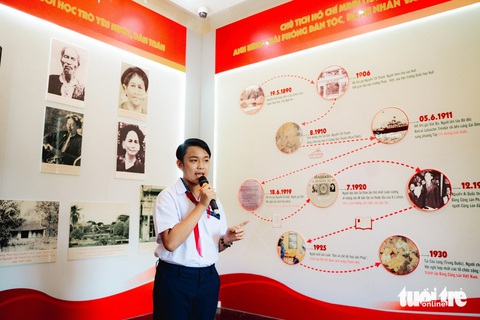 Ngày 19-5, theo dấu chân Bác Hồ trên TP.HCM- Ảnh 5. Học sinh tham gia cuộc thi “Tuyên truyền măng non” giới thiệu về không gian Bác Hồ với thiếu nhi - Ảnh: THANH HIỆP