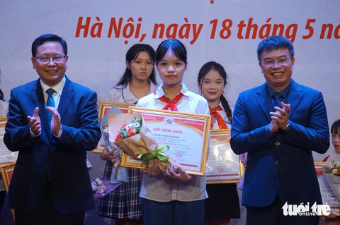 Phạm Thảo Phương nhận giải đặc biệt của cuộc thi Bác Hồ với thiếu nhi - Thiếu nhi với Bác Hồ - Ảnh: T.ĐIỂU Phạm Thảo Phương nhận giải đặc biệt của cuộc thi Bác Hồ với thiếu nhi - Thiếu nhi với Bác Hồ - Ảnh: T.ĐIỂU