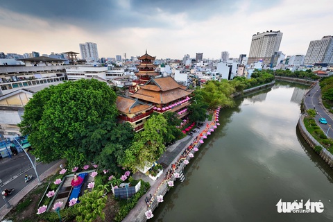 Cờ hoa rực rỡ khắp chùa chiền, đường phố ở TP.HCM dịp lễ Phật đản- Ảnh 1. Chùa Pháp Hoa nằm trên đường Trường Sa (quận 3) rực rỡ cờ hoa. Hoa sen trang trí bên bờ kênh Nhiêu Lộc
