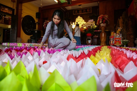 Cờ hoa rực rỡ khắp chùa chiền, đường phố ở TP.HCM dịp lễ Phật đản- Ảnh 2. Ngày 18-5 (11-4 âm lịch), nhiều tình nguyện viên đến chùa Pháp Hoa để hỗ trợ công tác chuẩn bị cho lễ thả hoa đăng vào 18h ngày 19-5