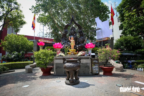Cờ hoa rực rỡ khắp chùa chiền, đường phố ở TP.HCM dịp lễ Phật đản- Ảnh 4. Tại đài tưởng niệm Bồ tát Thích Quảng Đức, hàng chục tăng ni, Phật tử tất bật trang hoàng cờ Phật giáo, hoa sen kỷ niệm 61 năm Bồ tát Thích Quảng Đức vị pháp thiêu thân (1963-2024), kính mừng Phật đản