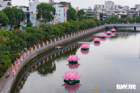 Cờ hoa rực rỡ khắp chùa chiền, đường phố ở TP.HCM dịp lễ Phật đản- Ảnh 6. 7h sáng ngày mùng 5-4 âm lịch, Quan Âm Tu Viện (quận Phú Nhuận) hạ thủy 7 đóa sen trên kênh Nhiêu Lộc - Thị Nghè. 7 hoa sen là biểu tượng cho 7 bước đi của Đức Phật lúc đản sinh