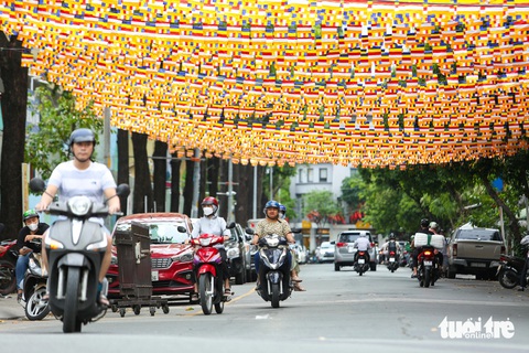 Cờ hoa rực rỡ khắp chùa chiền, đường phố ở TP.HCM dịp lễ Phật đản- Ảnh 9. Dịp này, các con đường quanh các chùa lớn cũng rực rỡ cờ hoa