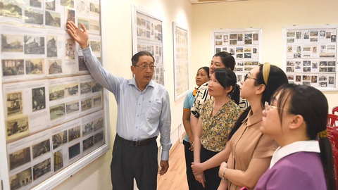 Kỷ niệm 134 năm Ngày sinh Chủ tịch Hồ Chí Minh: Bưu ảnh kể chuyện Bác Hồ- Ảnh 3. Ông Nguyễn Đại Hùng Lộc thuyết minh cho các bạn trẻ về những tấm bưu ảnh trăm năm tái hiện hành trình Nguyễn Ái Quốc - Ảnh: Tự Trung