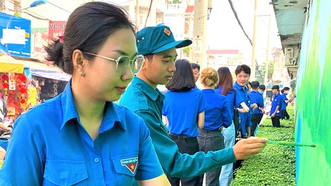 Lập không gian văn hóa Hồ Chí Minh trên mạng, thầm lặng làm theo Bác- Ảnh 1. Võ Thị Thùy Dương (bìa trái) tham gia hoạt động tình nguyện cùng các bạn trẻ trong phường - Ảnh: D.T.