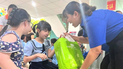 Học và làm theo lời Bác, giữ niềm tin và tinh thần dấn thân- Ảnh 1. Đại biểu Đại hội Thanh niên tiên tiến TP.HCM làm theo lời Bác tặng quà cho trẻ khuyết tật - Ảnh: C.TRIỆU