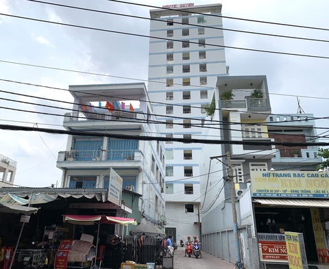Cấp sổ hồng chung cư cho dân bằng cách nào?- Ảnh 1. Chung cư Nguyễn Quyền, quận Bình Tân (tòa nhà cao) có diện tích vi phạm bị buộc tháo dỡ khiến hơn chục hộ dân vừa không được cấp sổ mà còn đứng trước nguy cơ mất nhà - Ảnh: PHƯƠNG NHI