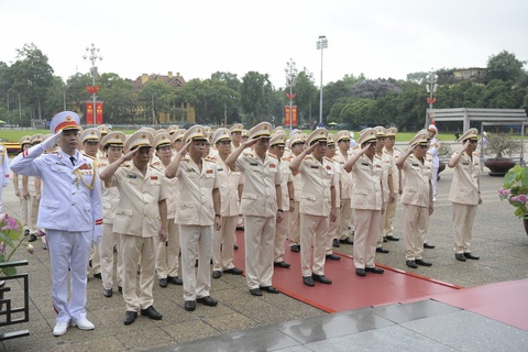 Lãnh đạo Đảng, Nhà nước vào lăng viếng Chủ tịch Hồ Chí Minh- Ảnh 6. Đoàn Đảng ủy Công an Trung ương - Bộ Công an viếng Chủ tịch Hồ Chí Minh - Ảnh: N.Y.